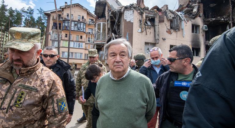 En visite en Ukraine, António Guterres dénonce une guerre horrible et réclame justice